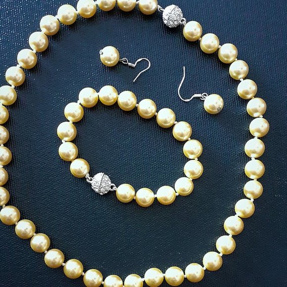 2 for $20 / Beautiful Pearl Jewellery Set - Picture 1 of 2